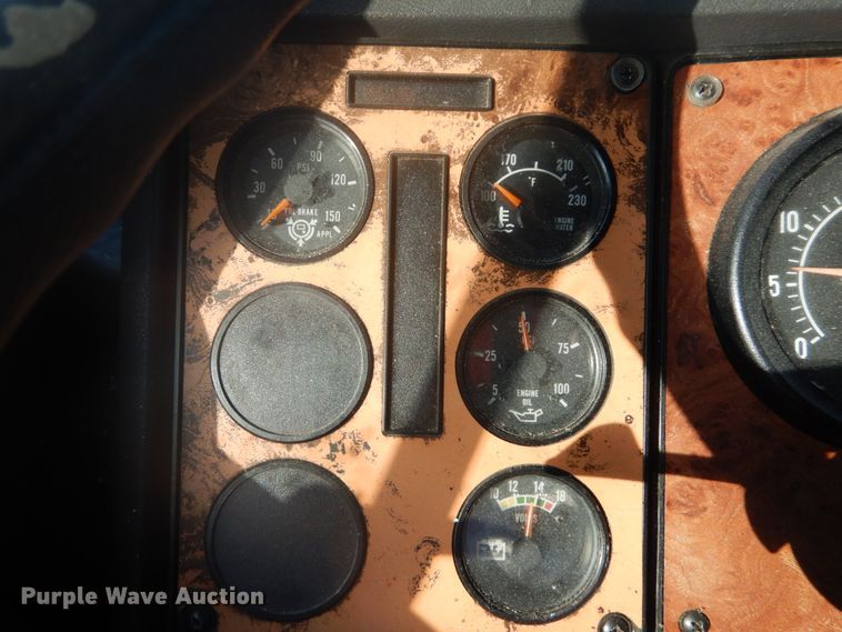 image for item GB9954 1995 International 9600 semi truck