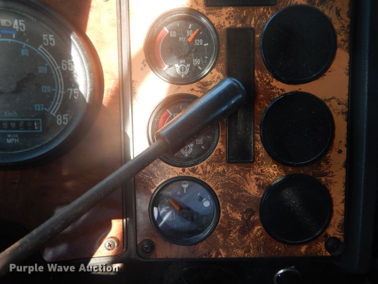 image for item GB9954 1995 International 9600 semi truck