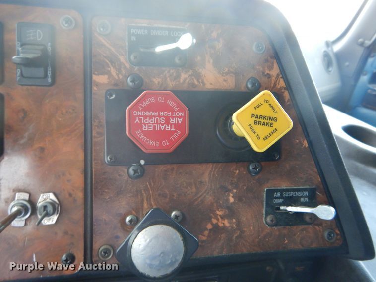 image for item GB9954 1995 International 9600 semi truck