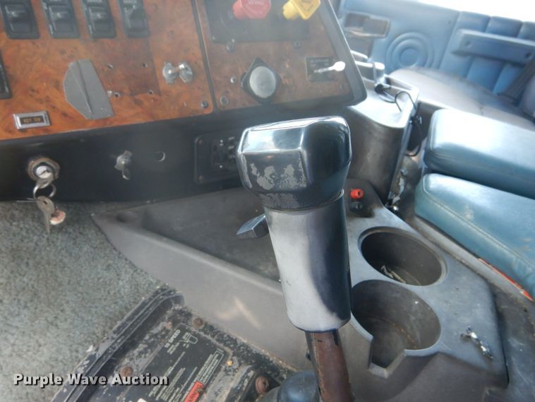 image for item GB9954 1995 International 9600 semi truck