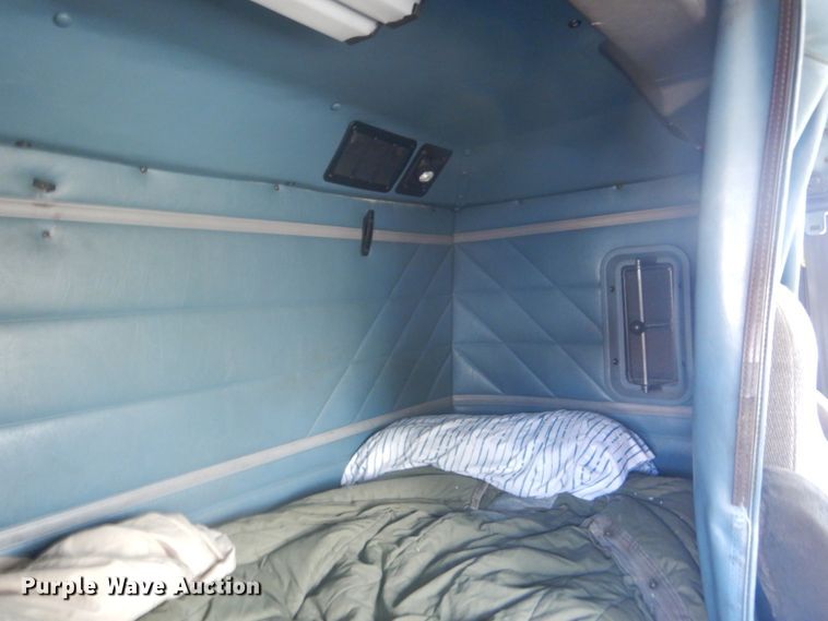 image for item GB9954 1995 International 9600 semi truck