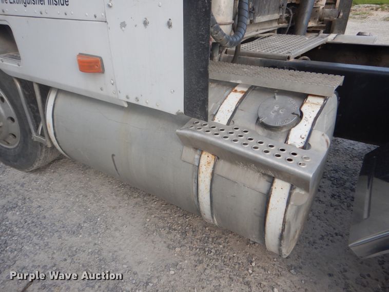 image for item GB9954 1995 International 9600 semi truck