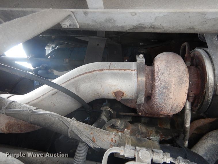 image for item GB9954 1995 International 9600 semi truck