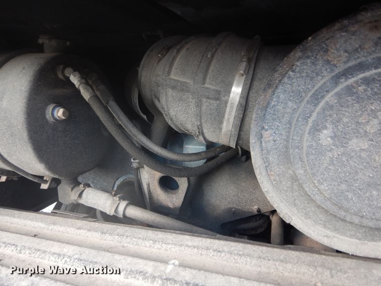 image for item GB9954 1995 International 9600 semi truck