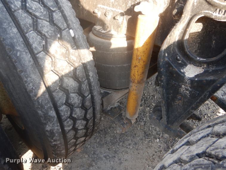 image for item GB9954 1995 International 9600 semi truck