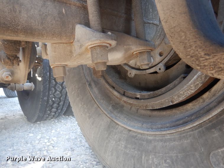 image for item GB9954 1995 International 9600 semi truck