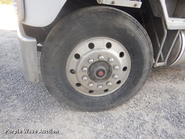 image for item GB9954 1995 International 9600 semi truck