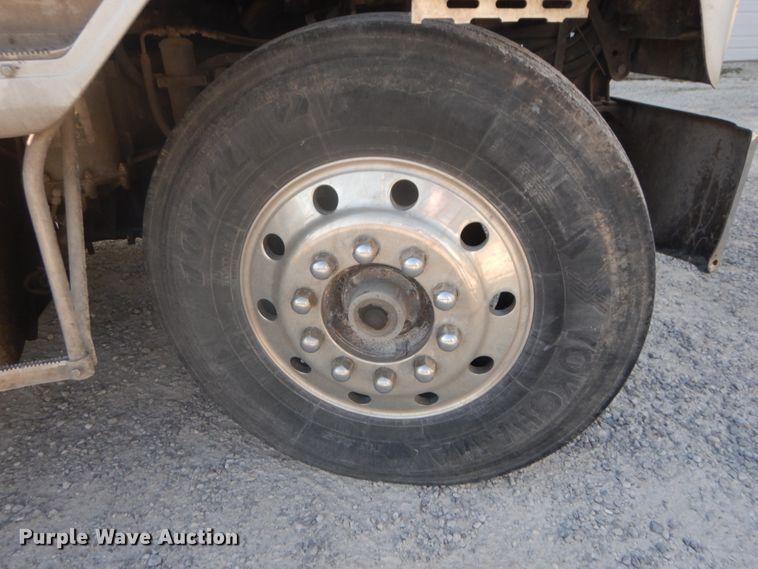 image for item GB9954 1995 International 9600 semi truck