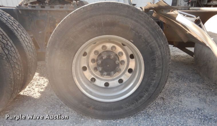 image for item GB9954 1995 International 9600 semi truck