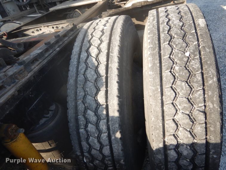 image for item GB9954 1995 International 9600 semi truck