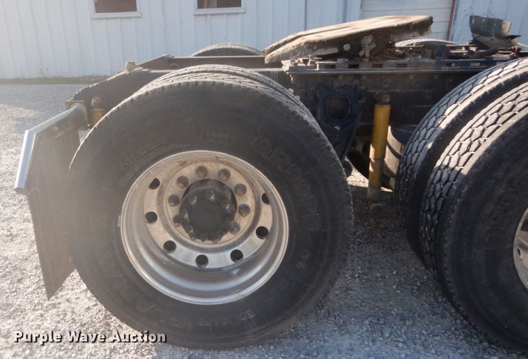 image for item GB9954 1995 International 9600 semi truck