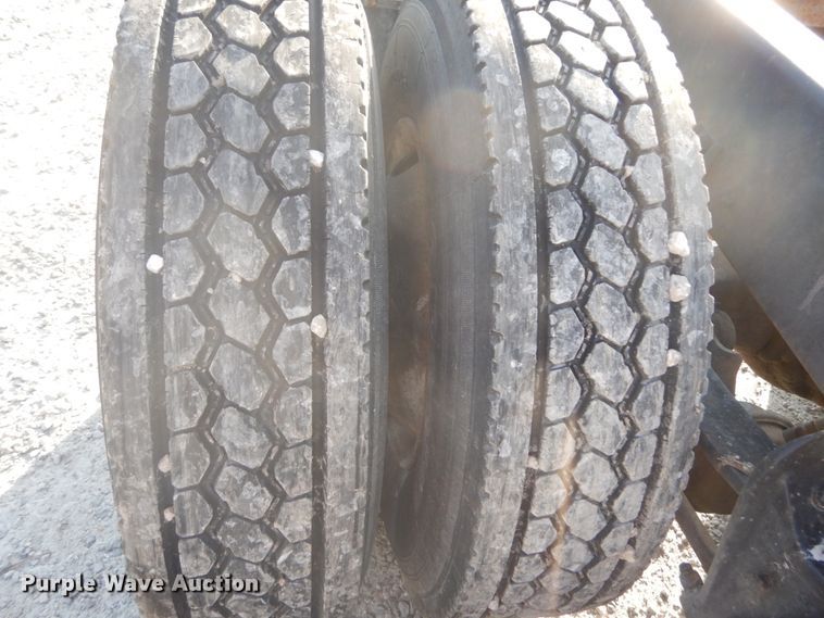 image for item GB9954 1995 International 9600 semi truck