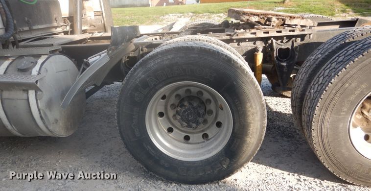 image for item GB9954 1995 International 9600 semi truck