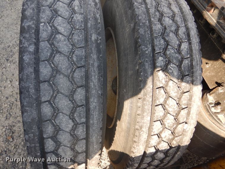 image for item GB9954 1995 International 9600 semi truck