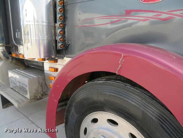 image for item GB9955 1992 Peterbilt 379 semi truck