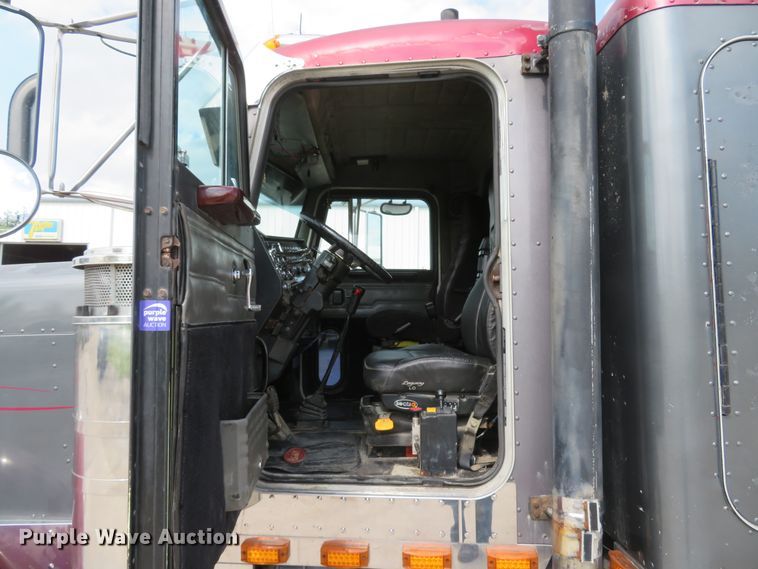 image for item GB9955 1992 Peterbilt 379 semi truck