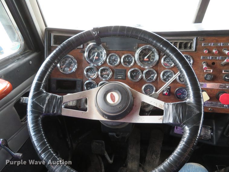 image for item GB9955 1992 Peterbilt 379 semi truck