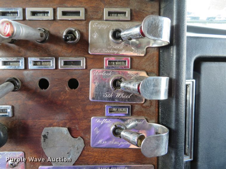 image for item GB9955 1992 Peterbilt 379 semi truck