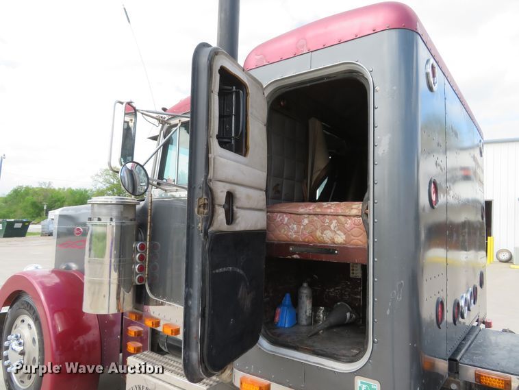 image for item GB9955 1992 Peterbilt 379 semi truck