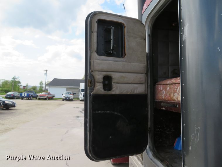 image for item GB9955 1992 Peterbilt 379 semi truck