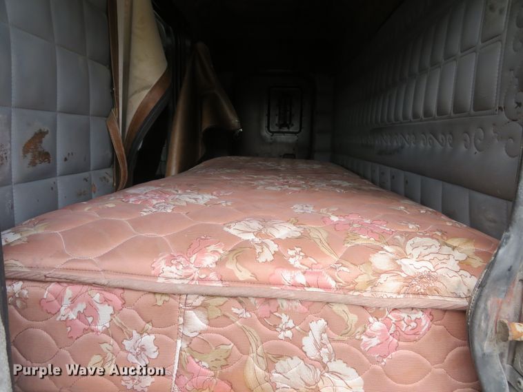 image for item GB9955 1992 Peterbilt 379 semi truck