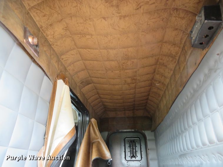 image for item GB9955 1992 Peterbilt 379 semi truck