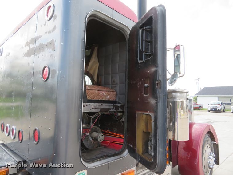 image for item GB9955 1992 Peterbilt 379 semi truck