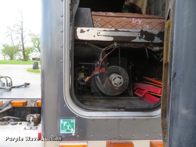 image for item GB9955 1992 Peterbilt 379 semi truck