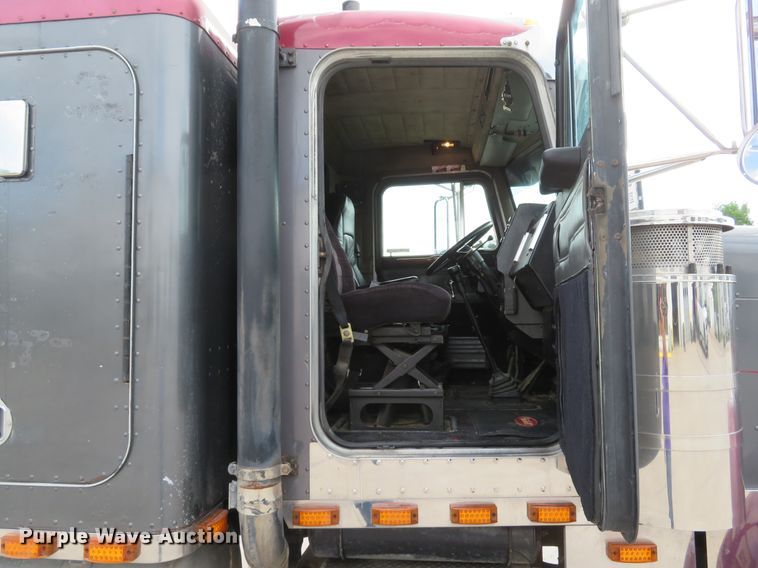 image for item GB9955 1992 Peterbilt 379 semi truck