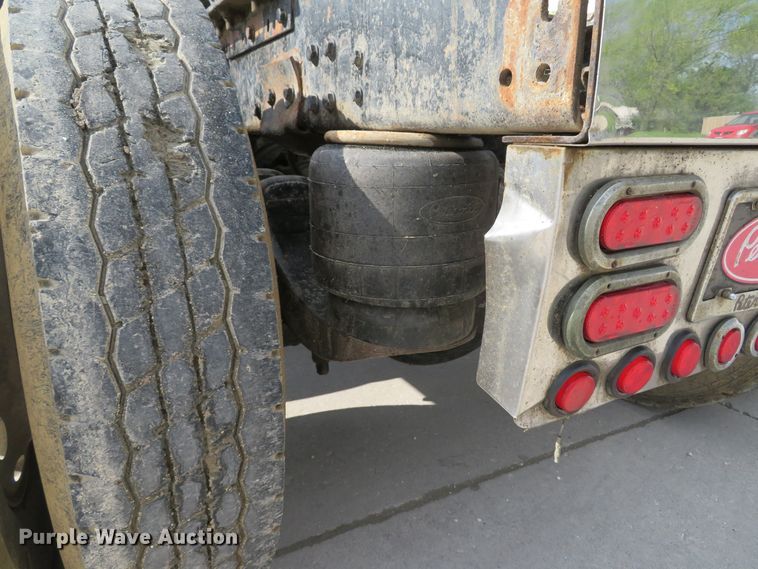 image for item GB9955 1992 Peterbilt 379 semi truck