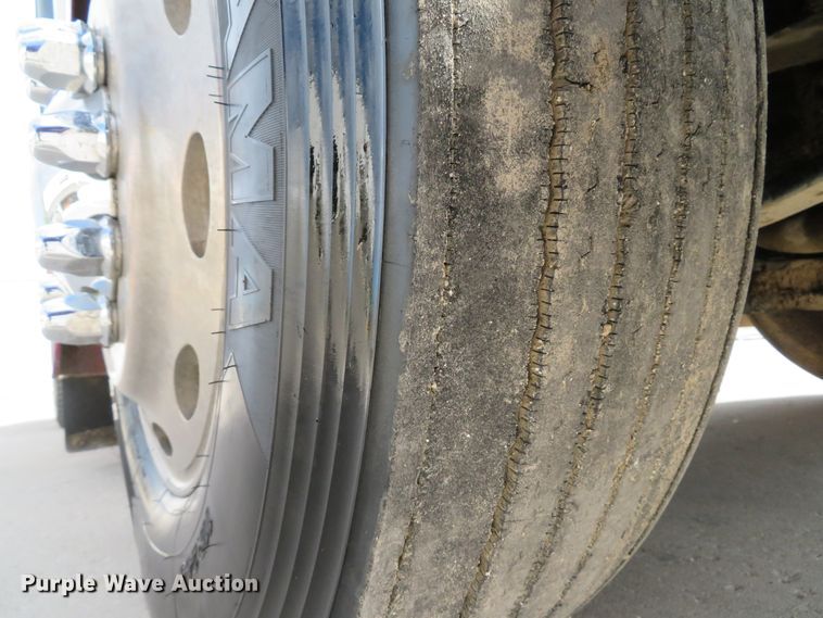 image for item GB9955 1992 Peterbilt 379 semi truck