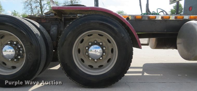 image for item GB9955 1992 Peterbilt 379 semi truck