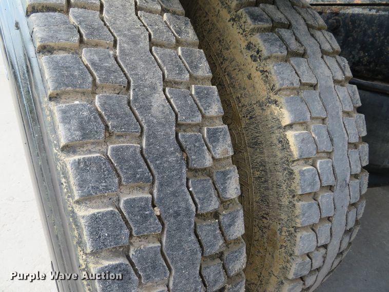 image for item GB9955 1992 Peterbilt 379 semi truck