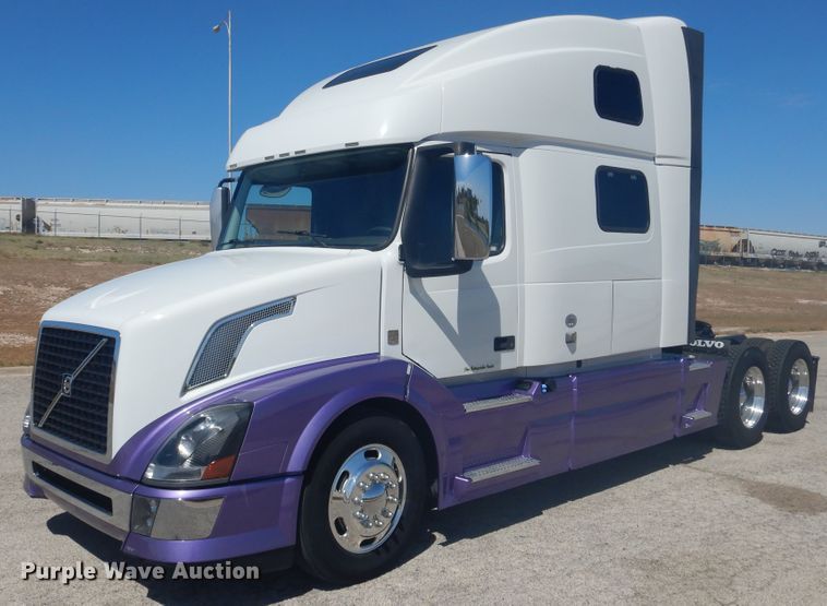 image for item GE9393 2012 Volvo VN semi truck