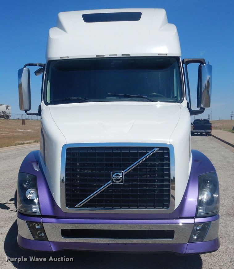 image for item GE9393 2012 Volvo VN semi truck