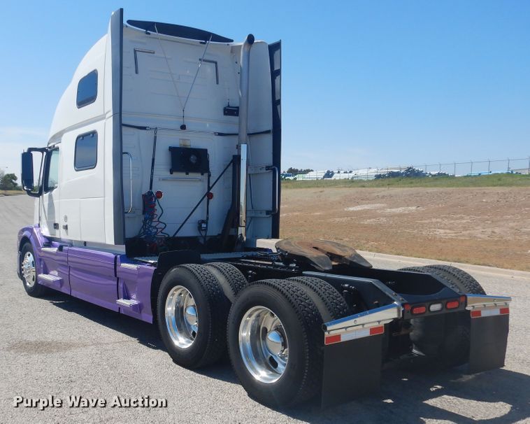 image for item GE9393 2012 Volvo VN semi truck