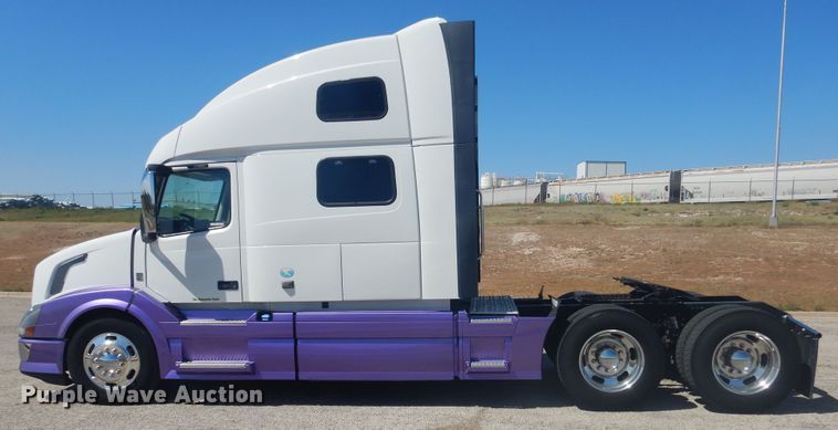 image for item GE9393 2012 Volvo VN semi truck