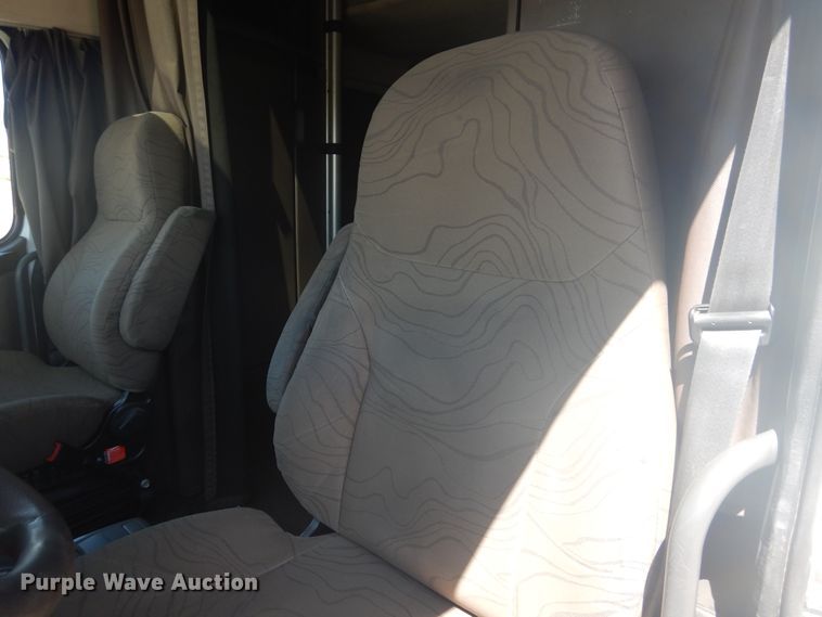 image for item GE9393 2012 Volvo VN semi truck