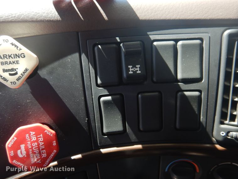 image for item GE9393 2012 Volvo VN semi truck