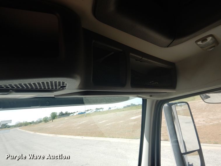 image for item GE9393 2012 Volvo VN semi truck