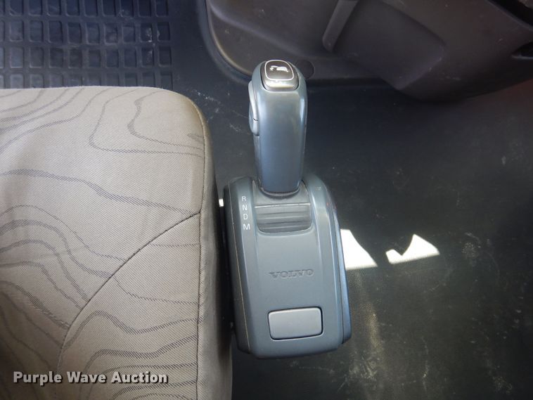 image for item GE9393 2012 Volvo VN semi truck