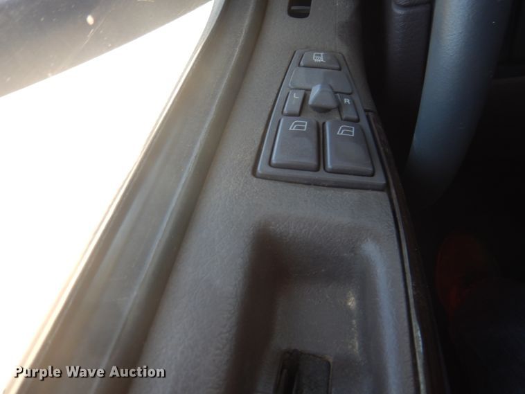 image for item GE9393 2012 Volvo VN semi truck