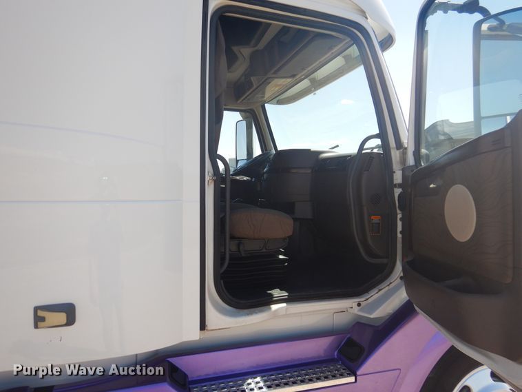 image for item GE9393 2012 Volvo VN semi truck