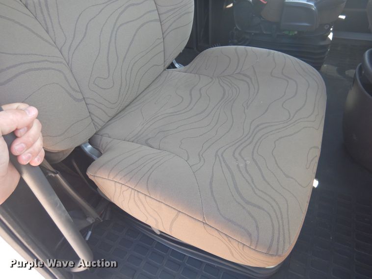 image for item GE9393 2012 Volvo VN semi truck