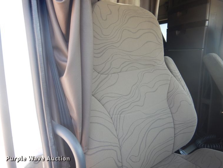 image for item GE9393 2012 Volvo VN semi truck