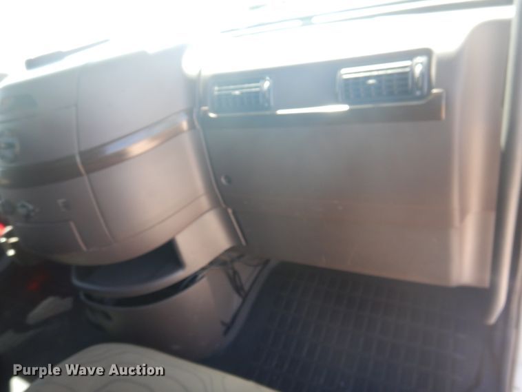 image for item GE9393 2012 Volvo VN semi truck