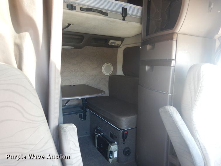 image for item GE9393 2012 Volvo VN semi truck