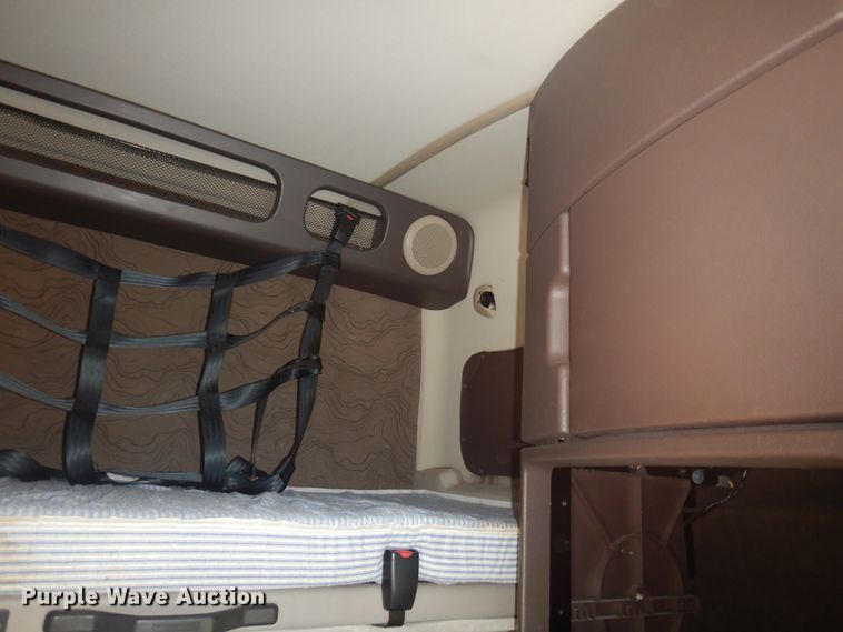 image for item GE9393 2012 Volvo VN semi truck