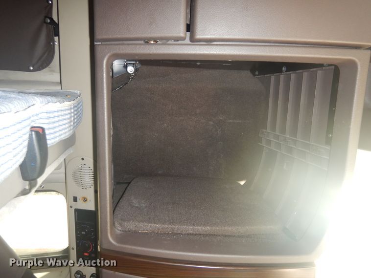 image for item GE9393 2012 Volvo VN semi truck