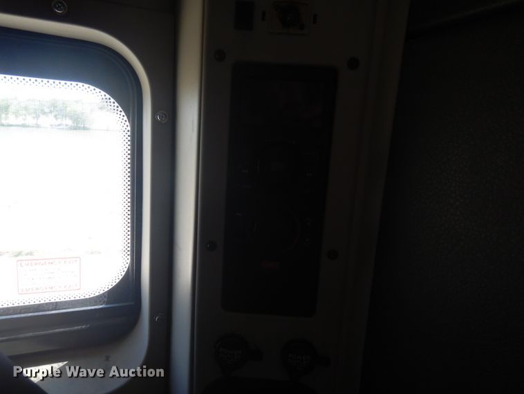 image for item GE9393 2012 Volvo VN semi truck